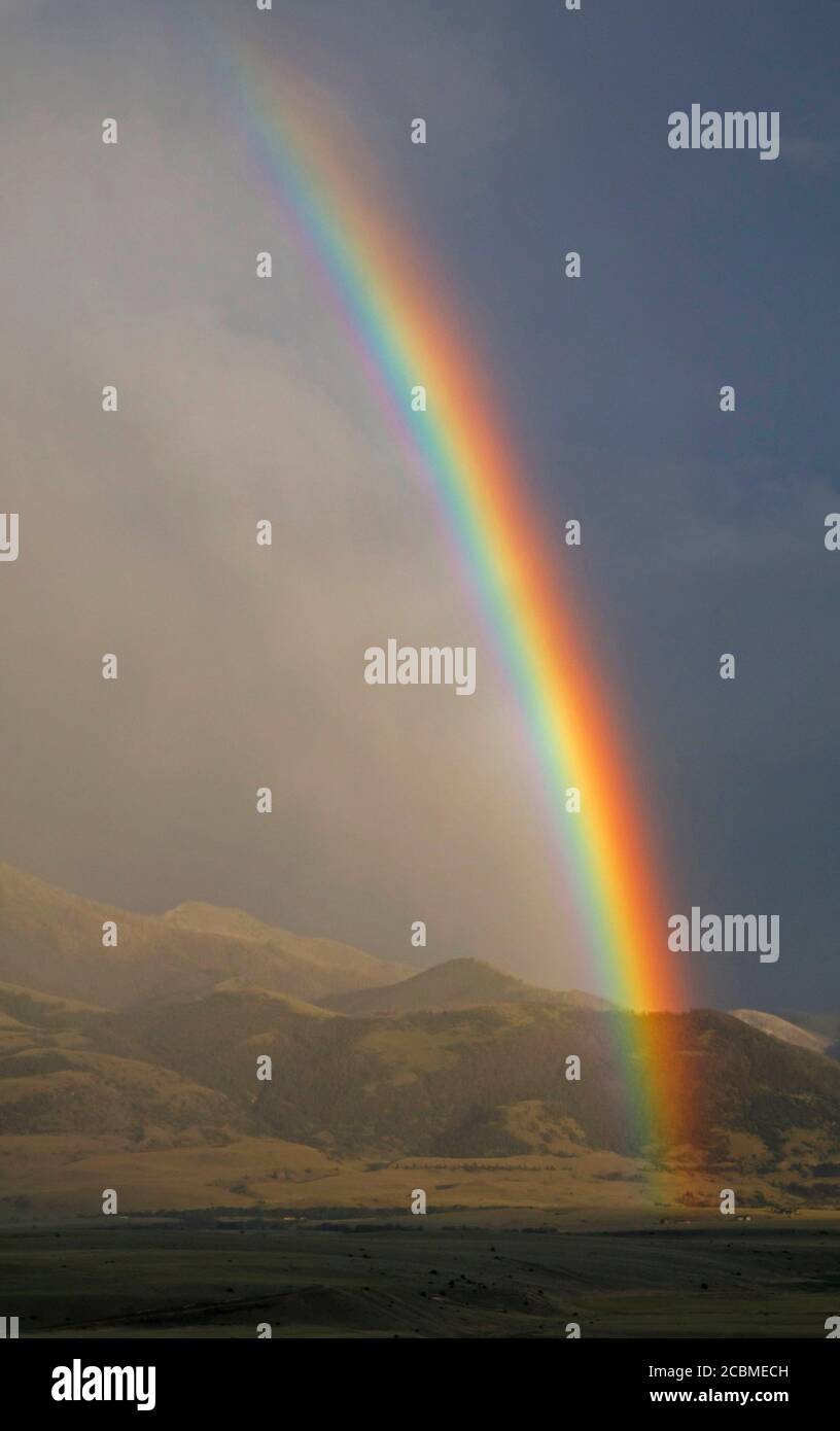 Ein Sommerregenbogen erhebt sich über dem Paradise Valley in Emigrant, Montana. Stockfoto