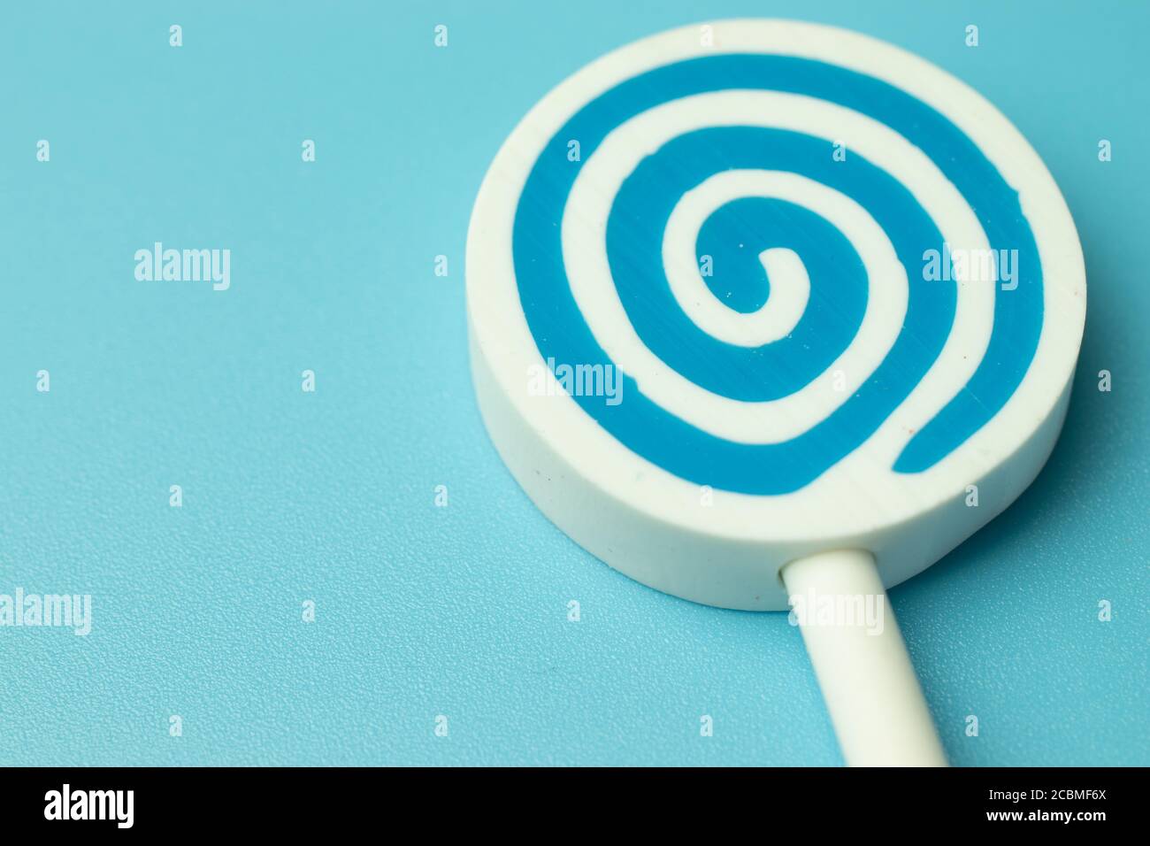 Zuckerwatte Spielzeug auf blauem Hintergrund mit Kopierraum close-up Stockfoto