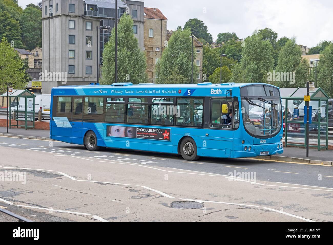 A 2005 Volvo B Series, Reg.-Nr.: MX55 HHR, Teil der ersten Gruppe von Bath, geparkt am Ambury, Bath Stockfoto