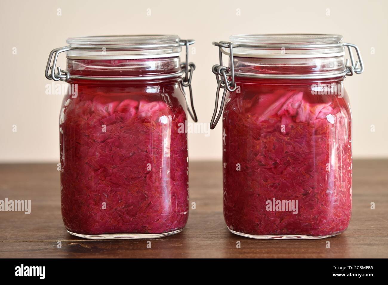 Hausgemachtes Rotkohlsauerkraut im Glasbehälter Stockfoto