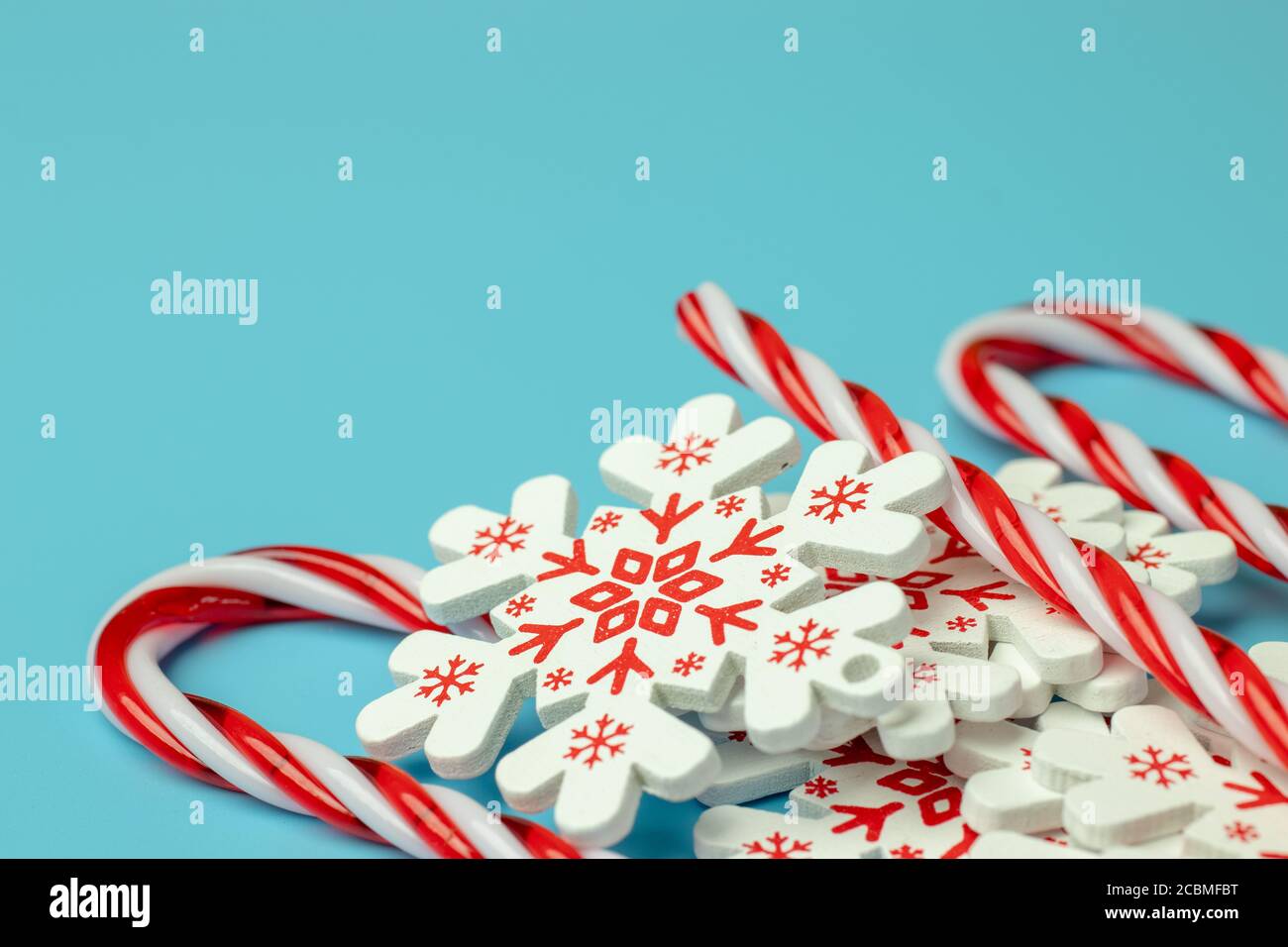 Blauer Hintergrund für Neujahr oder Weihnachten mit Kopierbereich. Hintergrundlayout Stockfoto
