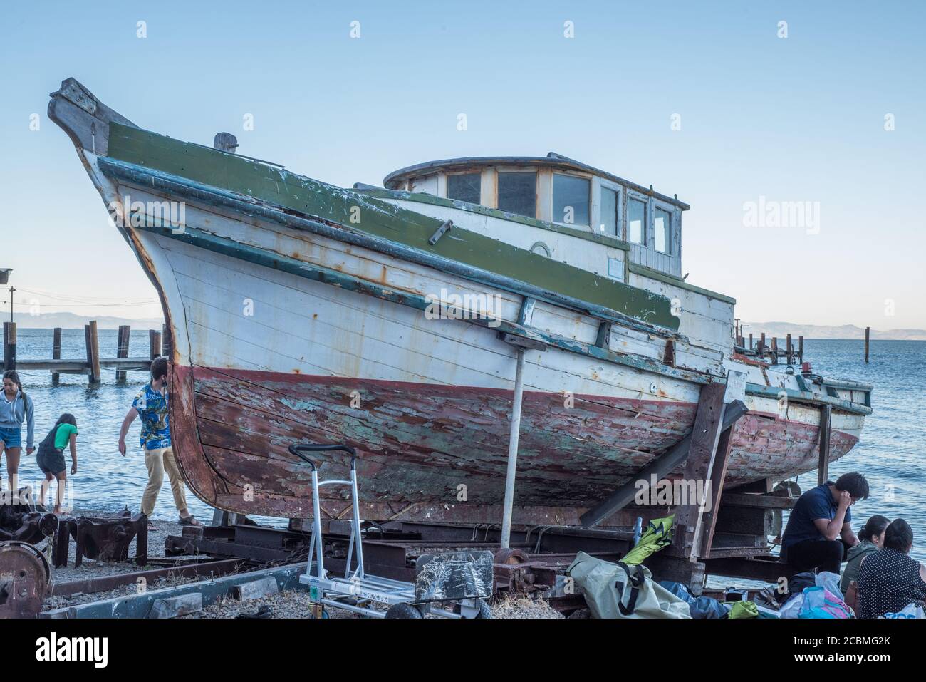 Die Meeresbrise ein altes Fischerboot, das zum Garnelen benutzt wurde, das jetzt im China Camp State Park in Kalifornien gestrandet ist. Stockfoto