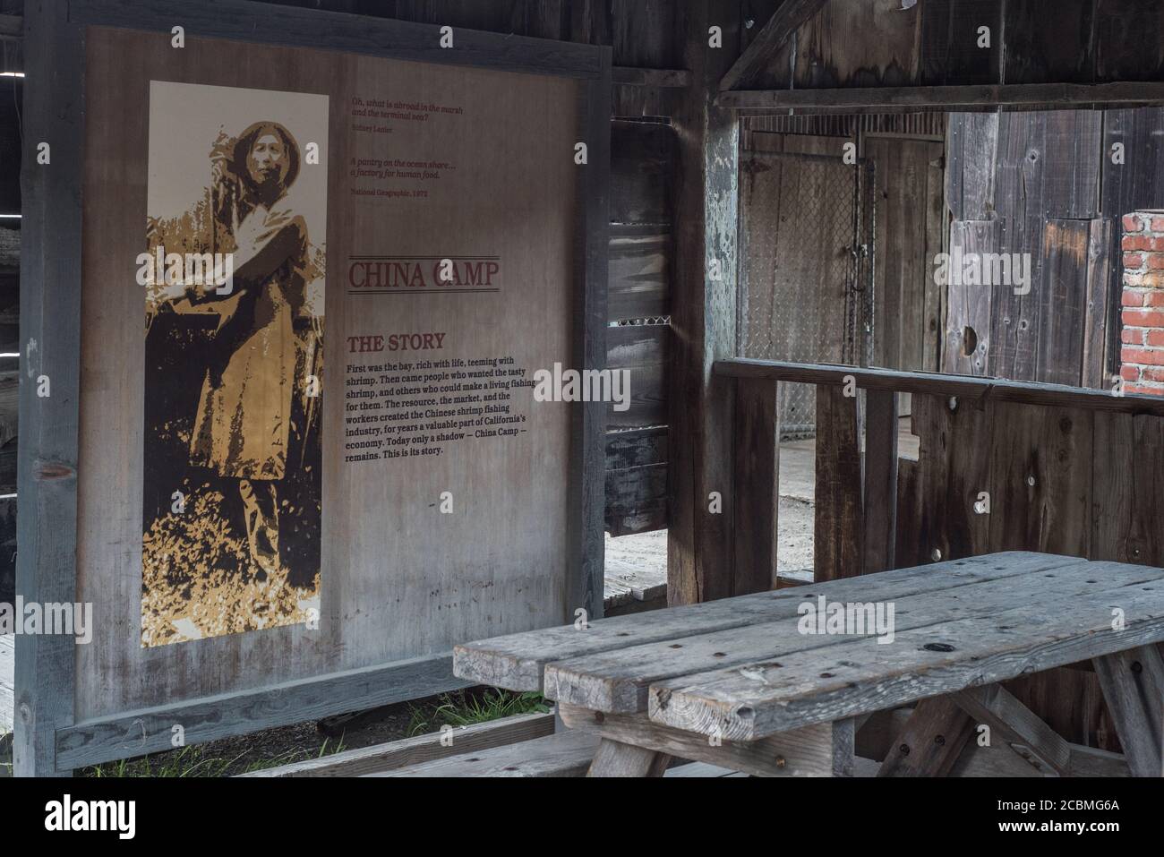 Ein informatives Schild, das die Geschichte des frühen Fischerdorfes und des China Camp State Parks in Kalifornien beschreibt. Stockfoto