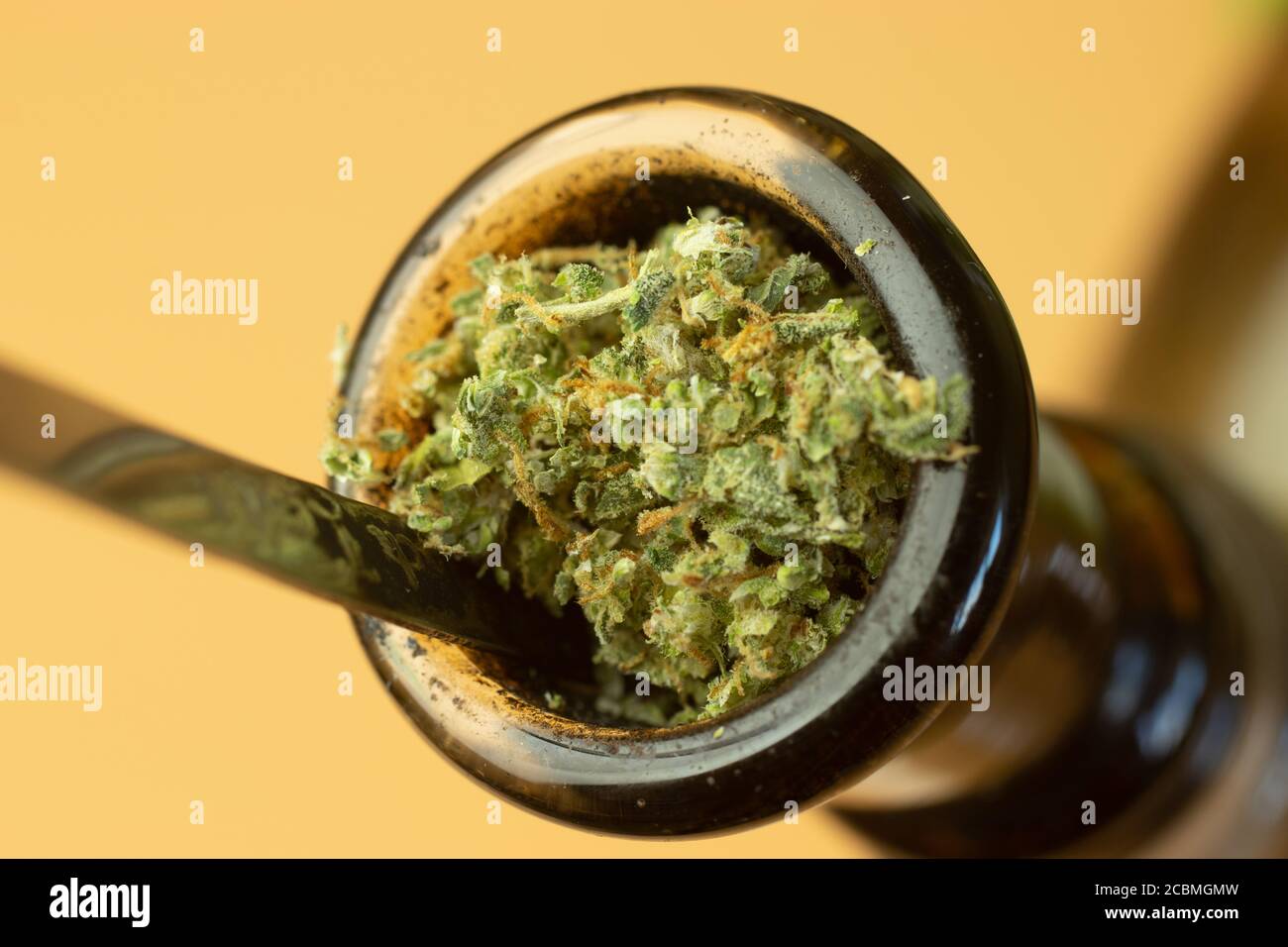 Makro von Bong mit Cannabisknospen Stockfoto