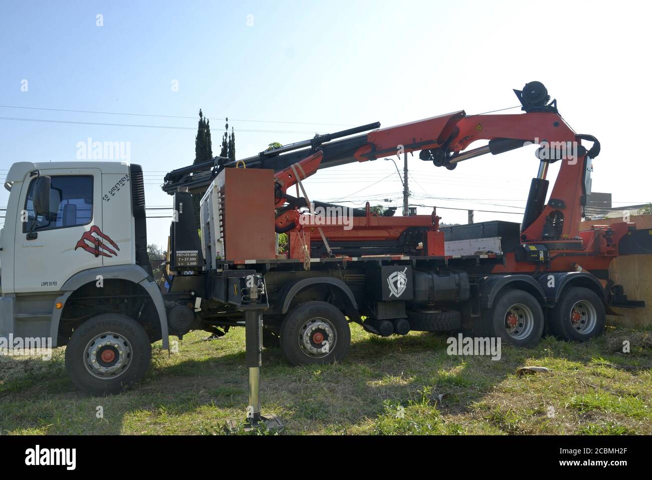 Lkw-Kran. Kranwagen im Tiefbau Betonträger heben in Brasilien, Südamerika in Panoramafoto im Vordergrund Betonbalken in Stockfoto