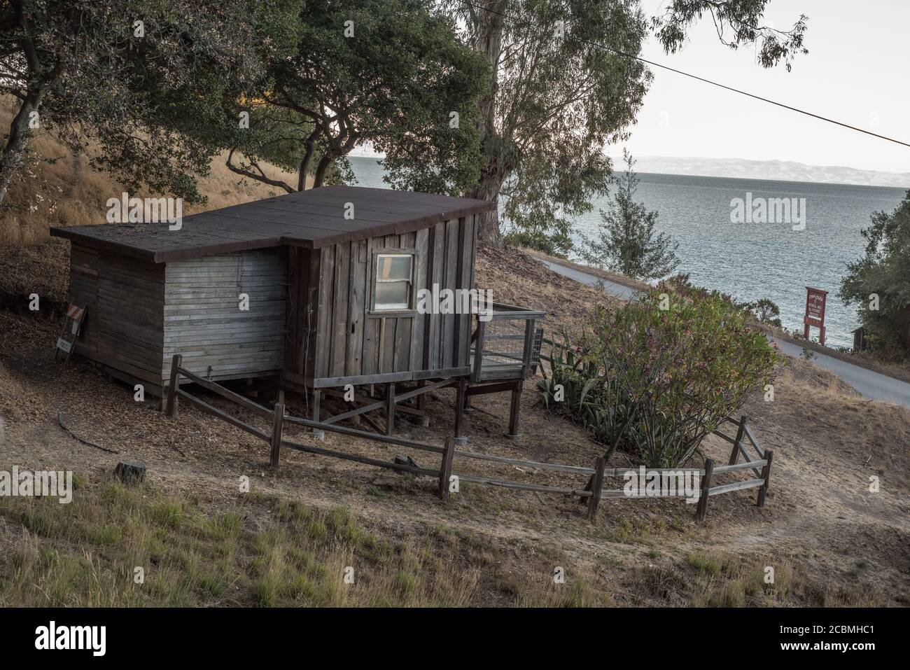 Eine historische Hütte, die an einen Teil des frühen chinesischen Fischerdorfes im China Camp State Park in Marin County, Kalifornien, gewöhnt war. Stockfoto