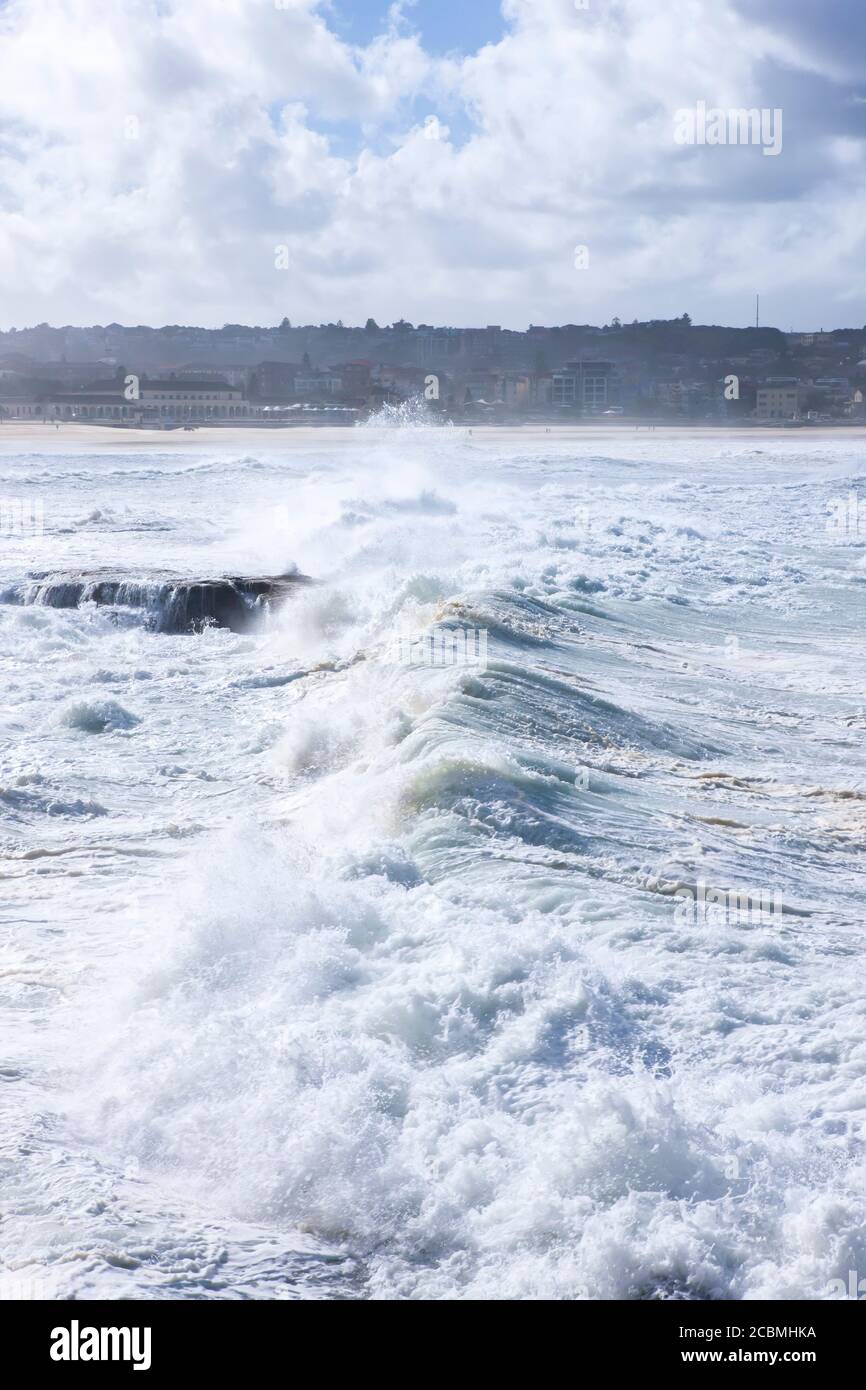 Schaumig stong Wellen krachen in den Ozean Stockfoto