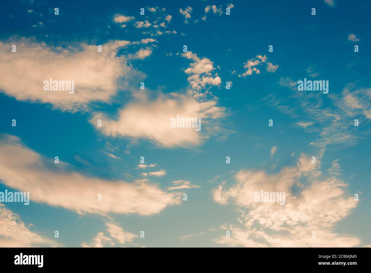 Dramatischer blauer Himmel mit gelben Wolken, Vintage abstrakter Hintergrund Stockfoto