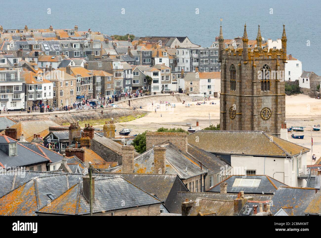 Stadtansicht von St Ives mit der St Ives Parish Church, Cornwall, England Stockfoto