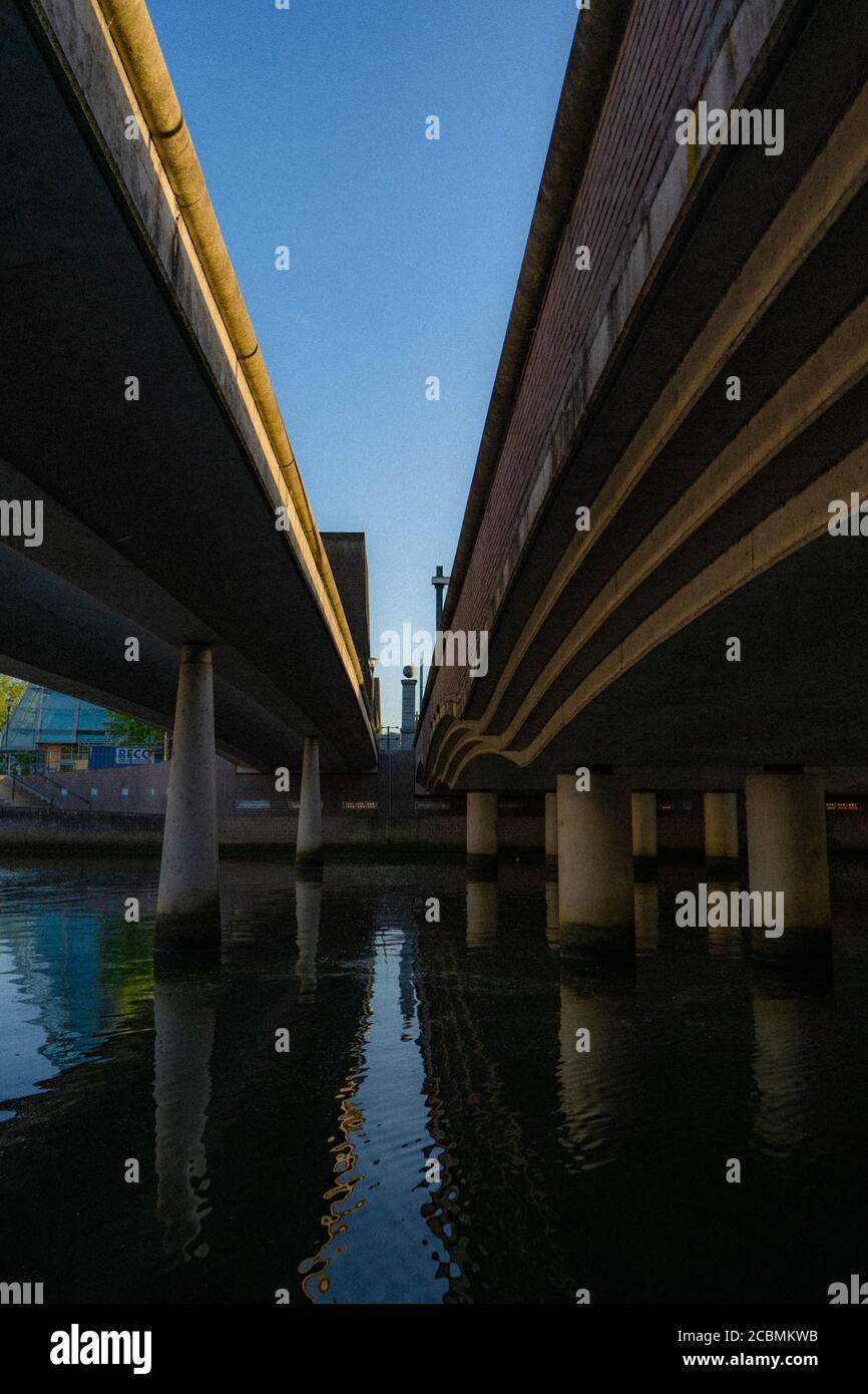 Moderne Brücke über das Wasser gegen einen blauen Himmel geschossen. Stockfoto