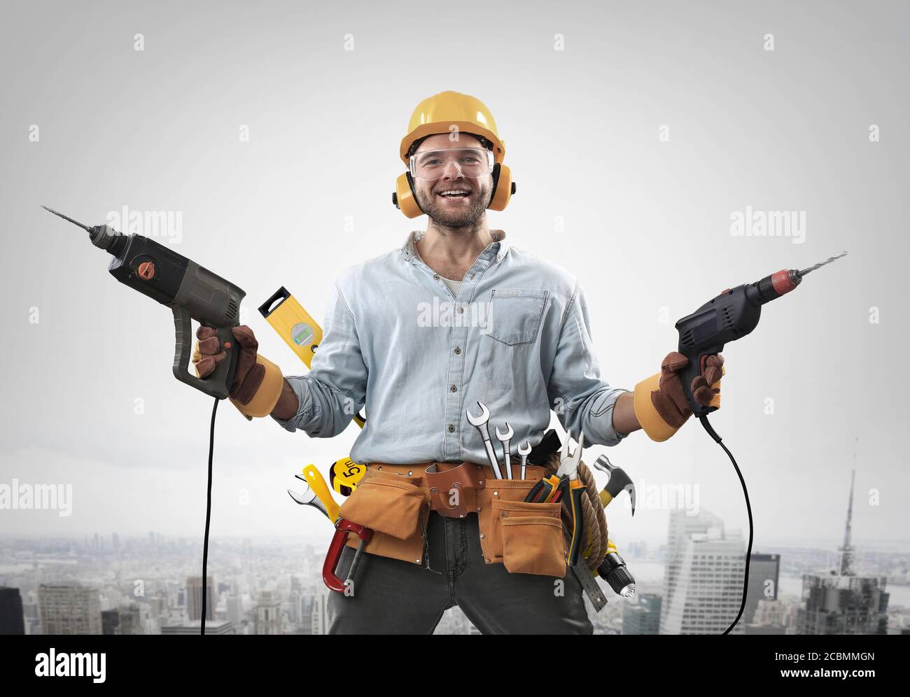 Bauarbeiter mit Hammer und Bohrer bei der Arbeit Stockfoto
