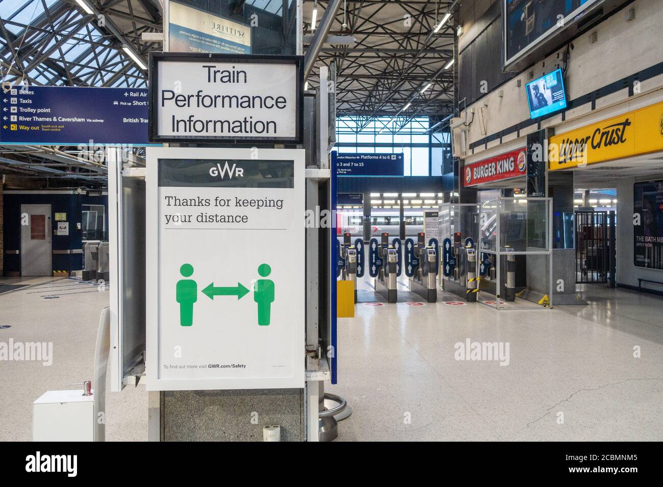 Informationstafeln am Bahnhof von Reading wurden mit Erinnerungen an soziale Distanz übernommen, um die Ausbreitung des Coronavirus zu verhindern. Stockfoto