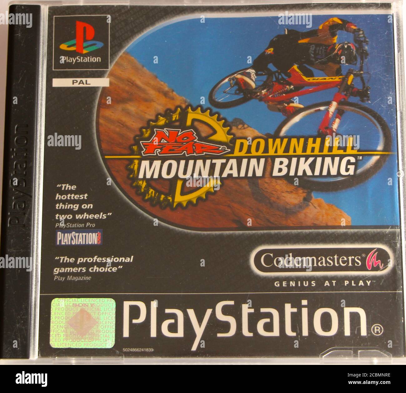 Foto einer Original-CD-Box für PlayStation 1 und Cover für No Fear Downhill Mountain Biking von Codemasters Stockfoto