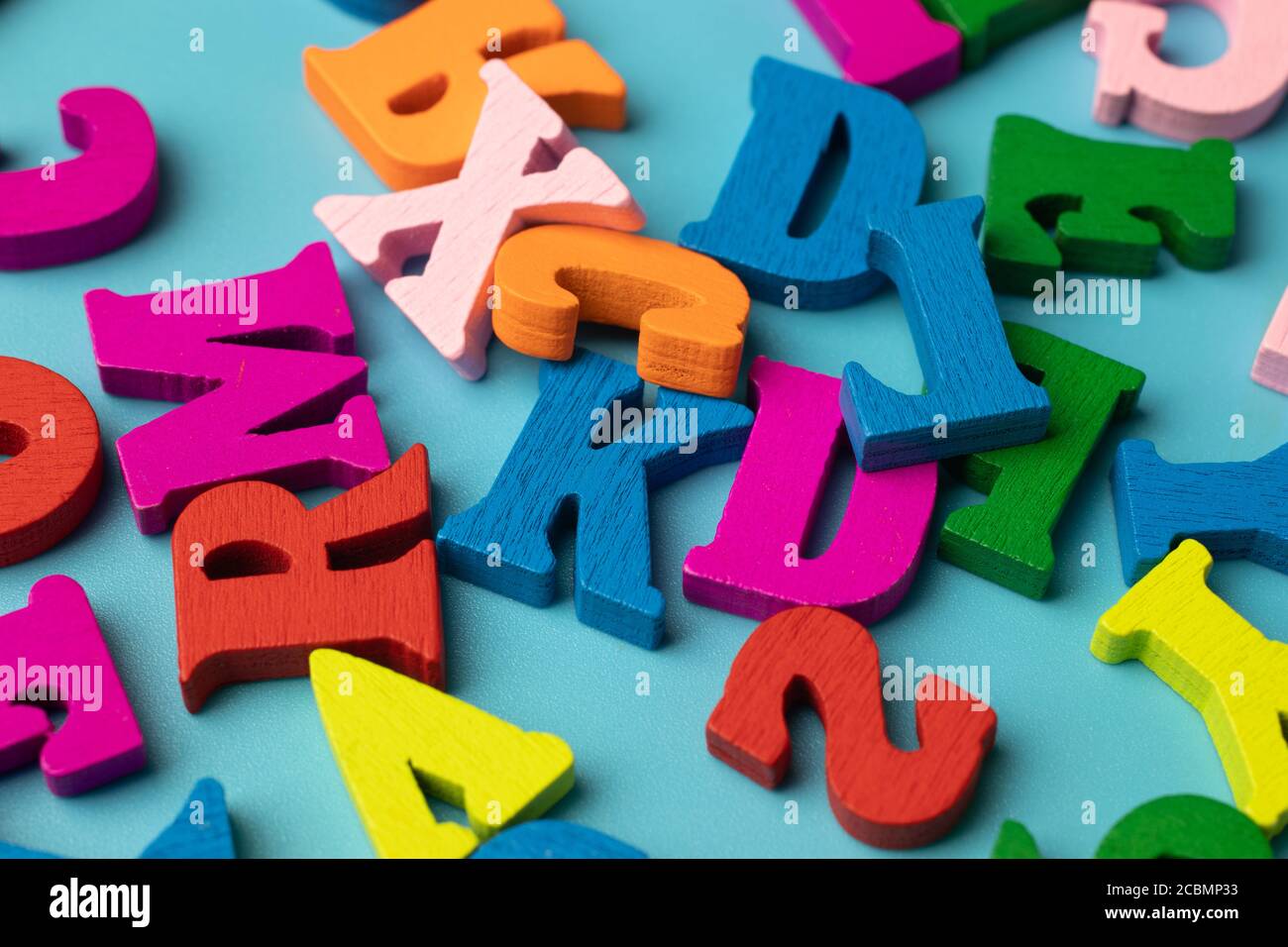 Kinder machen Worte aus Buchstaben Spiel, Bildung für Kind Konzept Stockfoto