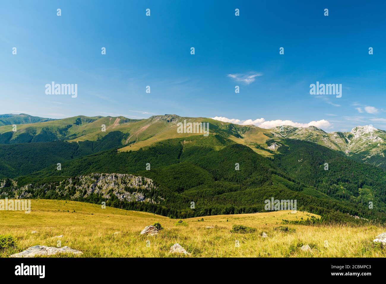 Schöne Landschaft von Godeanu und Retasatul Mic Berge von der Wiese Bellow Osleva Hügel in Valcan Berge in Rumänien Stockfoto