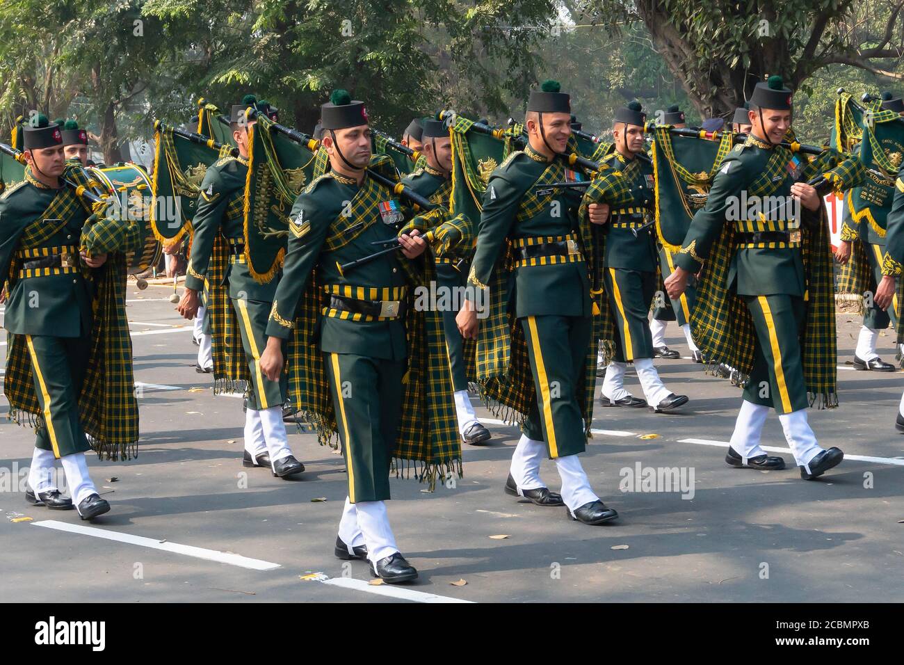 Kolkata, Westbengalen, Indien - 26. Januar 2020 : Indische Armeeoffiziere, die als Musikband verkleidet sind und Musikinstrumente tragen, teilen einen Witz. Stockfoto