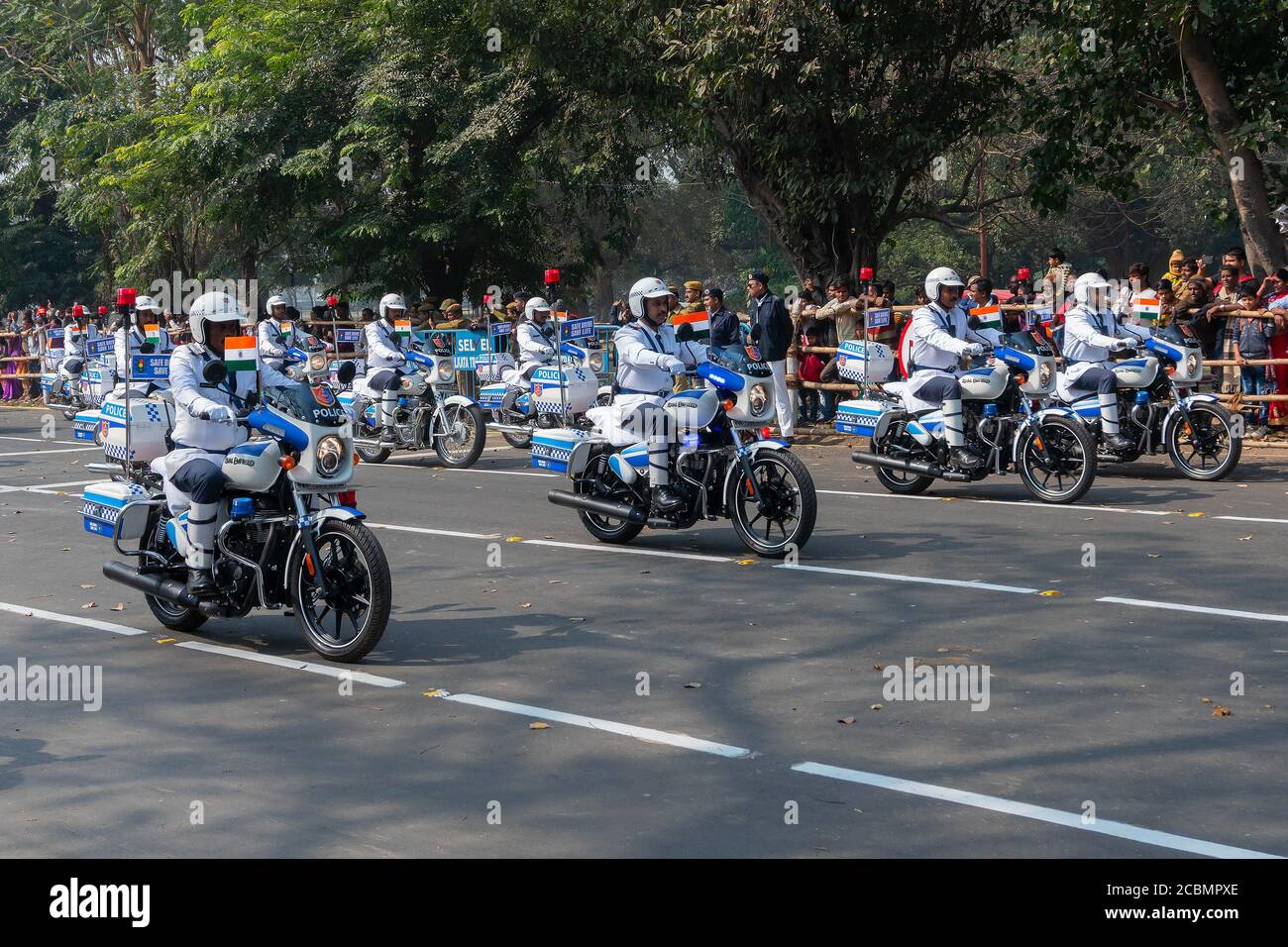 Kolkata, Westbengalen, Indien - 26. Januar 2020 : Motorradkundgebung der Westbengalen Polizei, die auf ihren Motorrädern vorbeimarschiert, zum Tag der indischen republik. Stockfoto