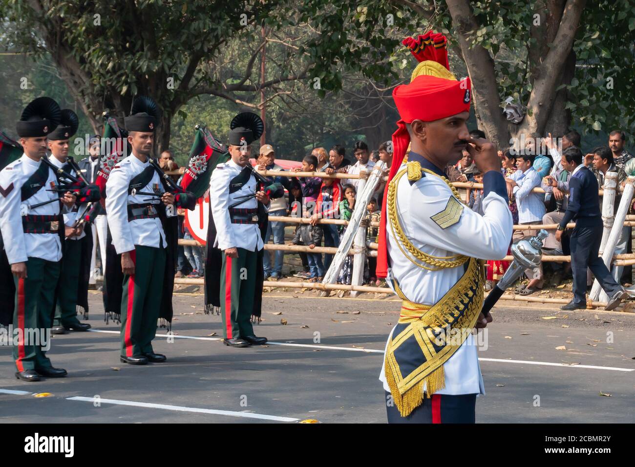 Kolkata, Westbengalen, Indien - 26. Januar 2020 : Indischer Armeeoffizier dreht seinen Schnurrbart, andere als Musikband gekleidet, Schlagzeug spielen. Stockfoto