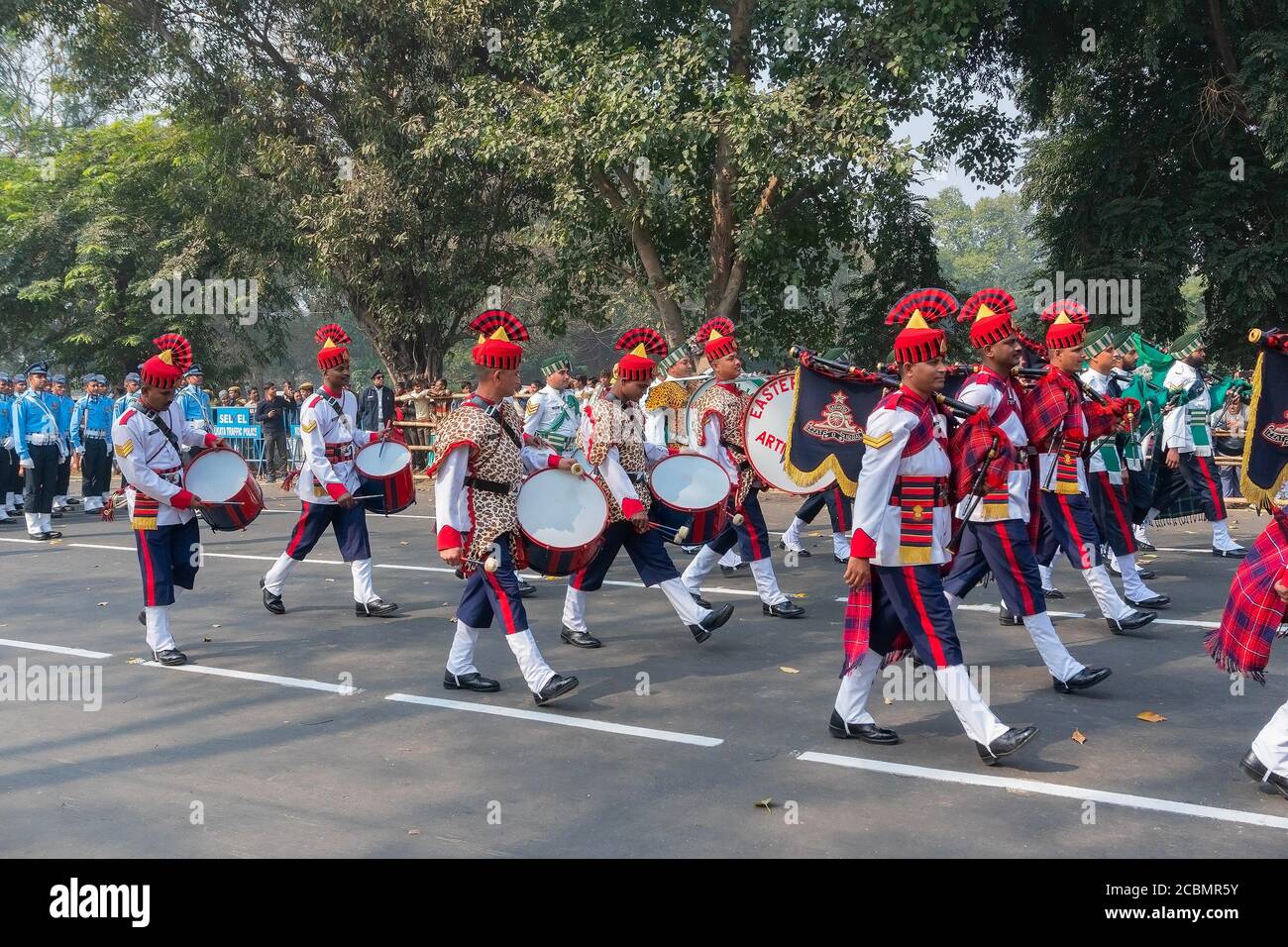 Kolkata, Westbengalen, Indien - 26. Januar 2020 : indische Armeeoffiziere der Eastern Command Artillery, Trommeln bei Musikband, während sie vorbeimarschieren. Stockfoto