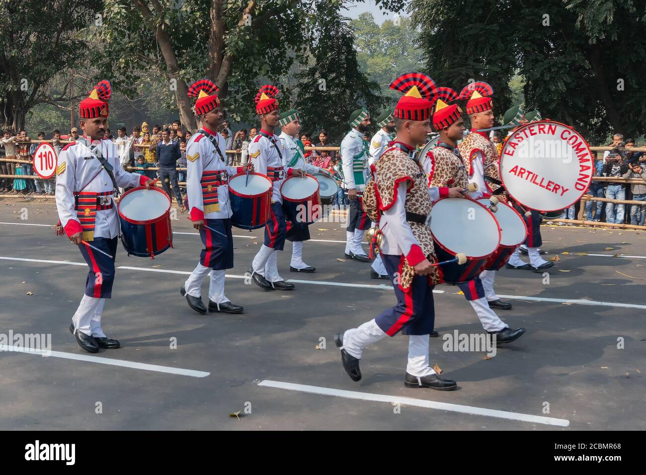 Kolkata, Westbengalen, Indien - 26. Januar 2020 : indische Armeeoffiziere der Eastern Command Artillery, Trommeln bei Musikband, während sie vorbeimarschieren. Stockfoto