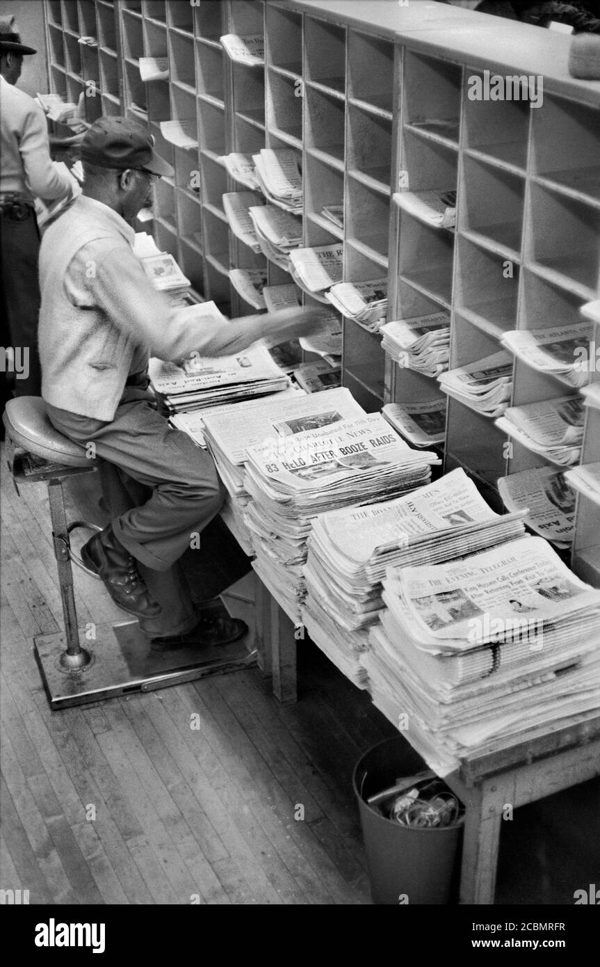 Arbeiterzeitungen beim Postamt, New York City, New York, USA, Thomas J. O'Halloran, U.S. News & World Report Magazine Photograph Collection, Mai 1957 Stockfoto