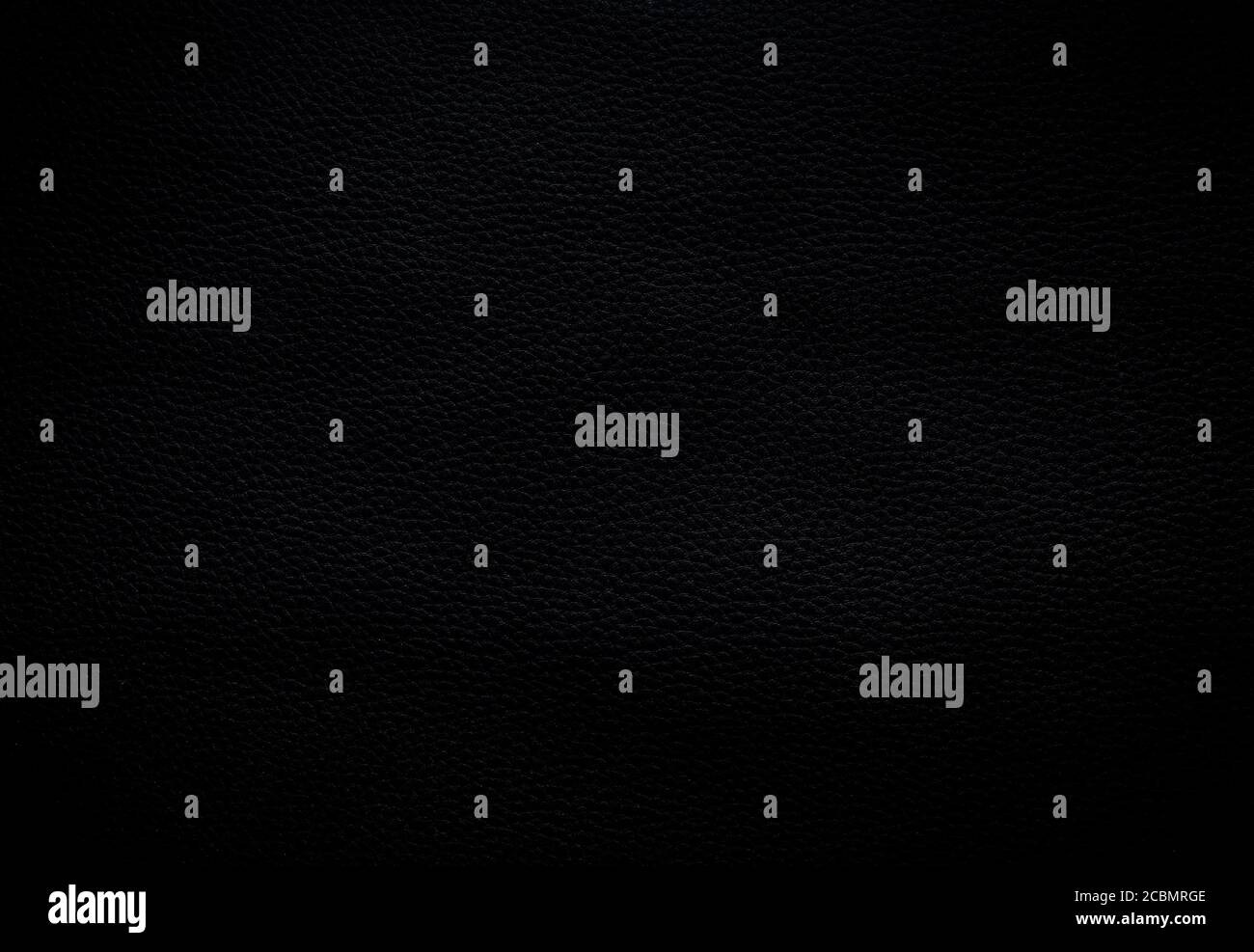 Nahaufnahme der detaillierten schwarzen Kunstlederoberfläche. Dunkler, fast schwarzer, hochauflösender texturierter Hintergrund im Vollformat. Stockfoto