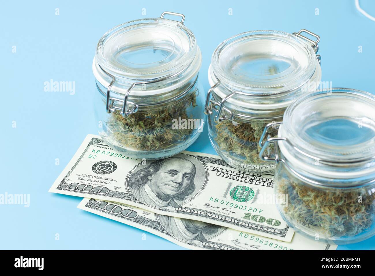 Hintergrund mit Marihuanaknospen in Gefäßen, medizinischer Cannabiskonsum im Gesundheitskonzept. Unkrautbranche Stockfoto