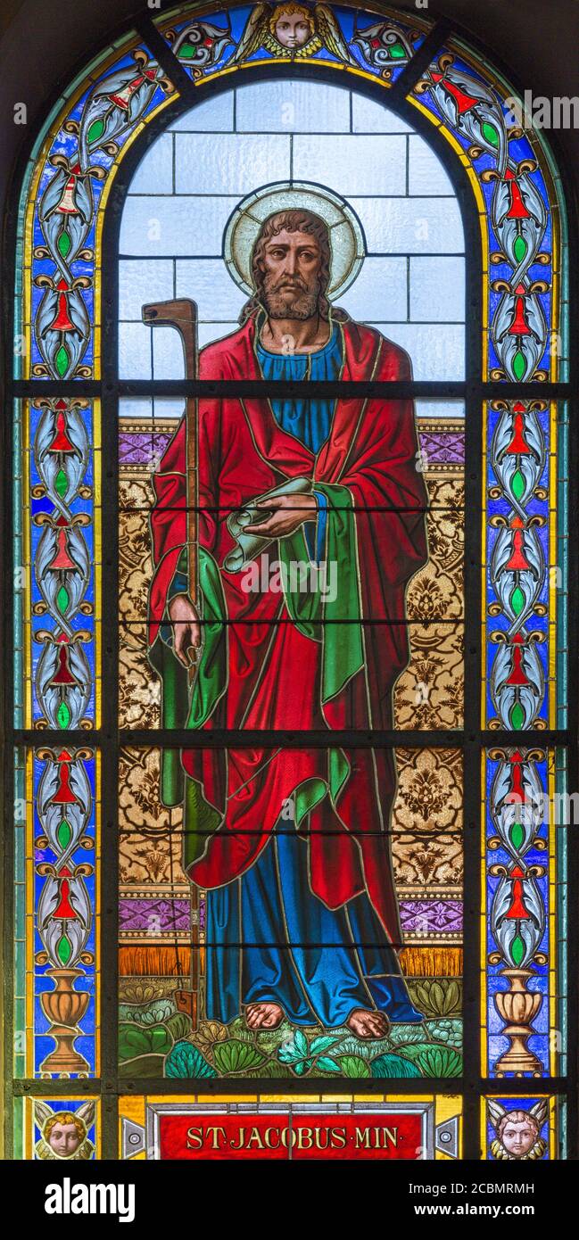 PRAG, TSCHECHISCHE REPUBLIK - 13. OKTOBER 2018: Der Apostel Jakobus der Lees in der Glasmalerei der Kirche kostel Svatého Václava Stockfoto