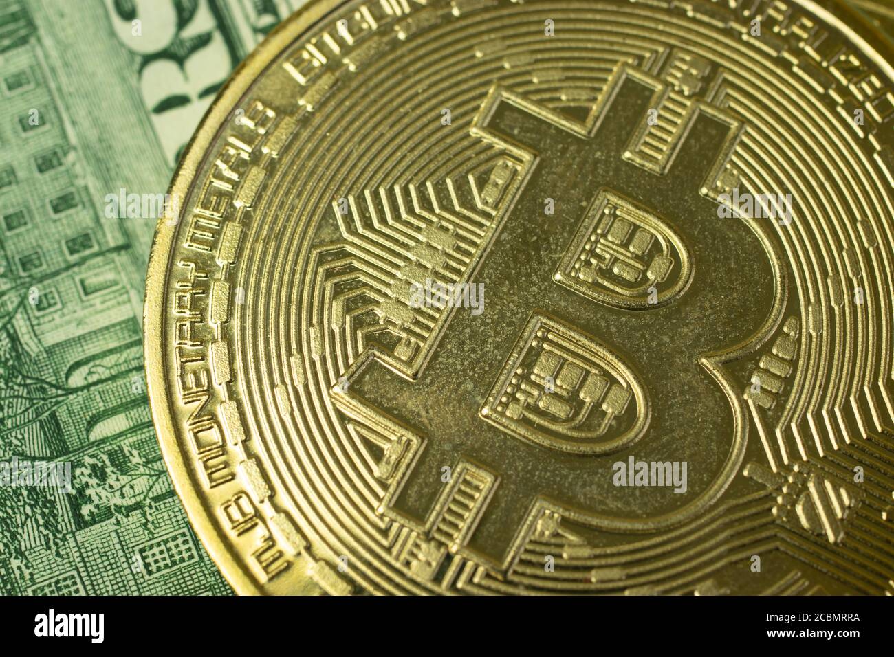 Makro-Foto von Bitcoin-Logo auf dem Hintergrund mit Geld Stockfoto
