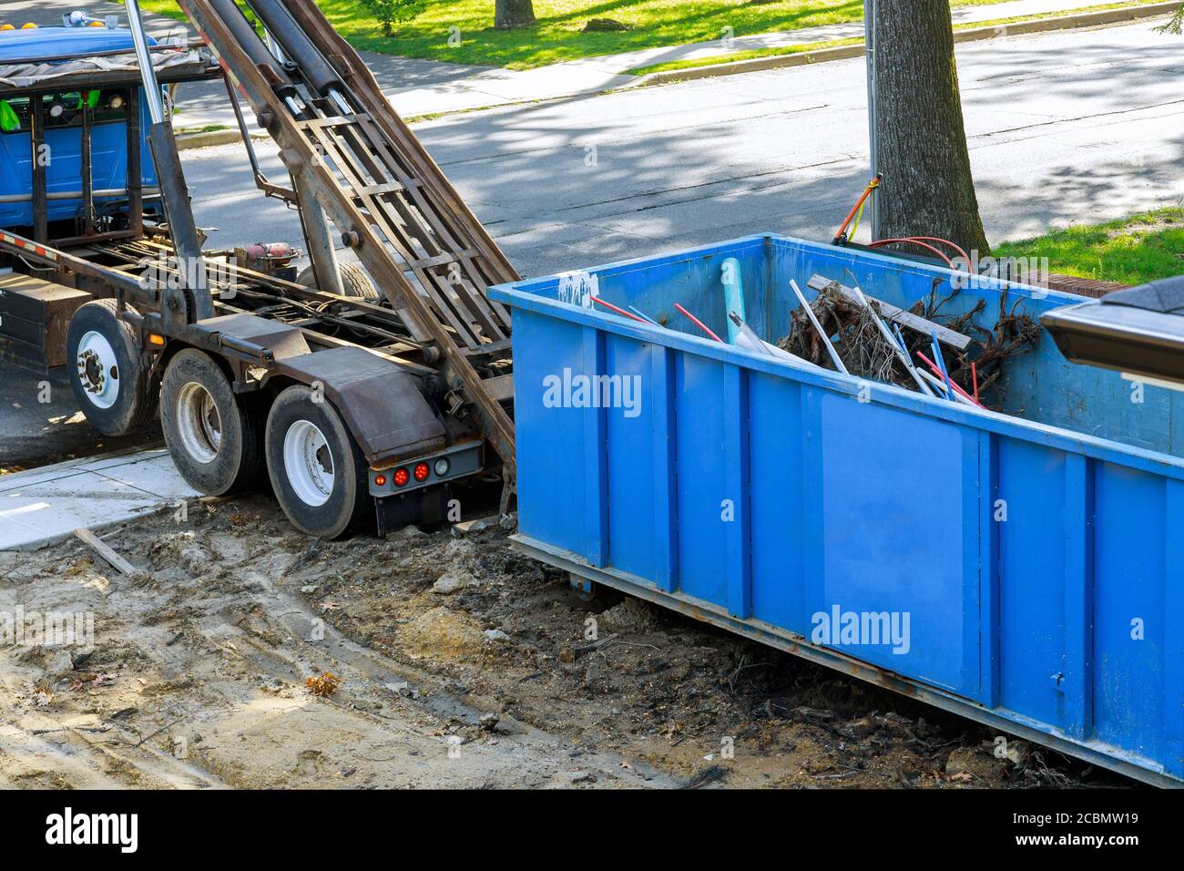 Metallabfallbehälter Laden der Mülltonne Abfall Baumüll Müllcontainer auf Haus Renovierung. Stockfoto