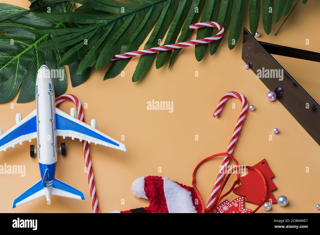 Neujahrs- und Weihnachtsreise-Konzept. Tourismus Dekoration Draufsicht flat lay Stockfoto