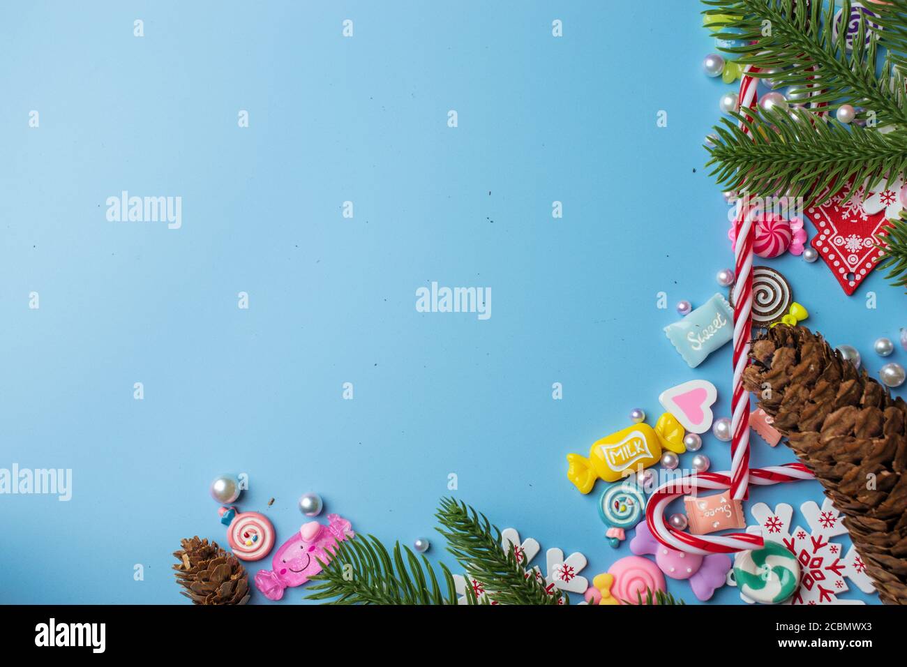 Silvester Feier flach Lay-Design mit Kopierer Platz. Blauer Hintergrund, Draufsicht. Weihnachten Saison Konzept Vorlage. Weihnachtsfeiertage Stockfoto