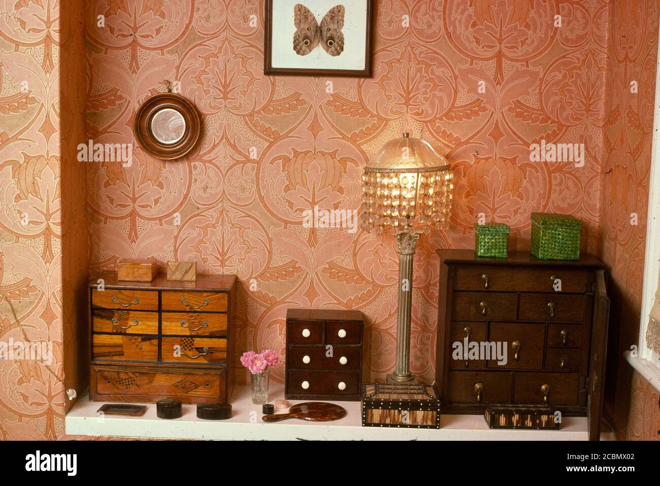 Sammlung von alten Holzkisten im Regal mit einem antiken Lampe Stockfoto