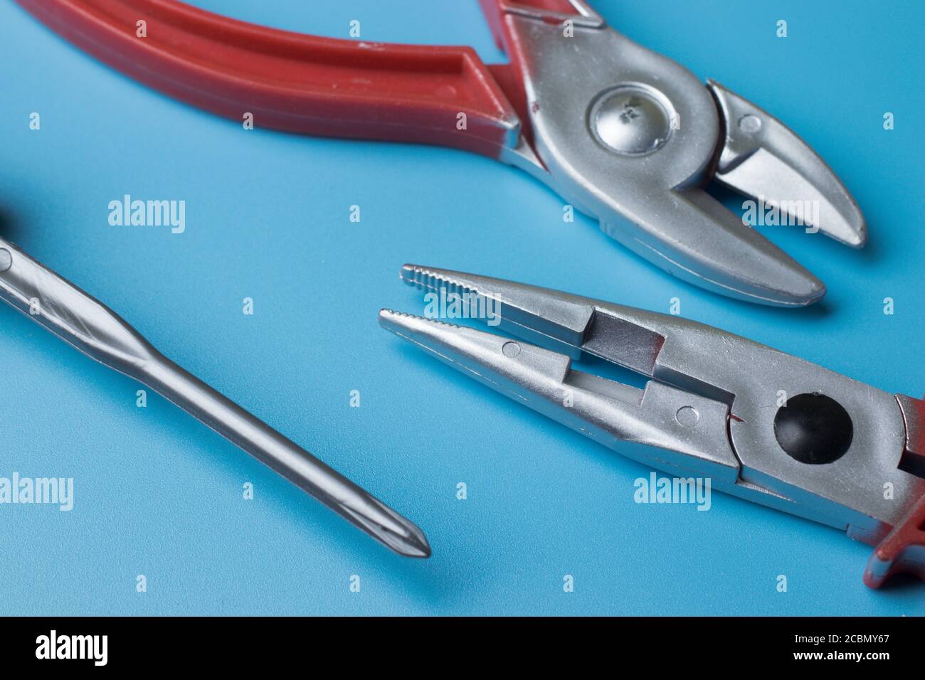 Home Reparatur-Tools flach lag auf blauem Hintergrund über Ansicht Stockfoto
