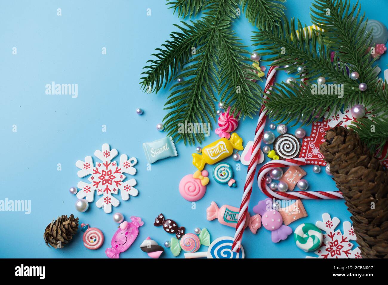Weihnachtsferien Spielzeug und Süßigkeiten Hintergrund. Design-Vorlage für Neujahr. Draufsicht auf flaches Lay Stockfoto
