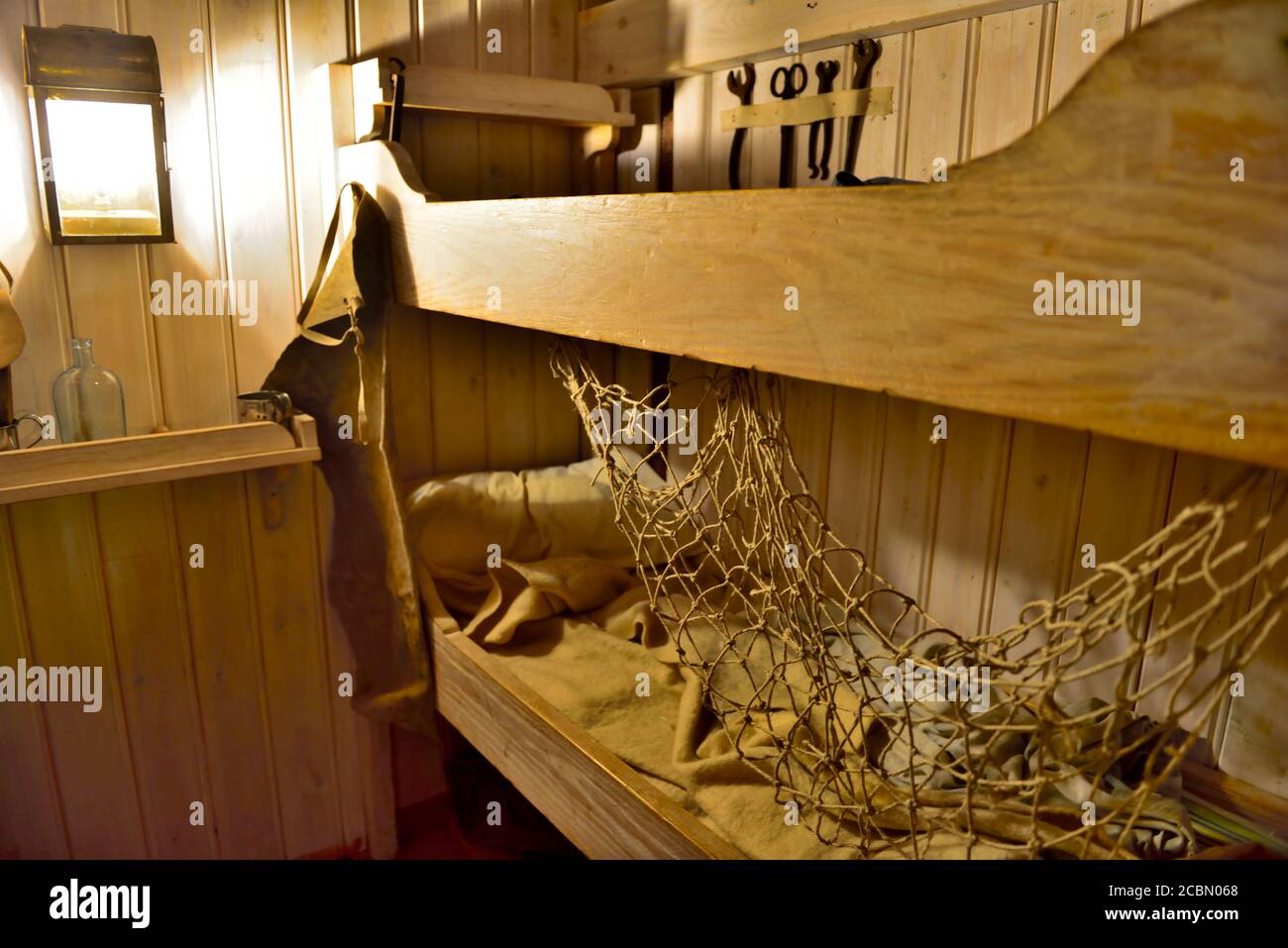 Historisches erstes eisernes Dampfschiff, Ozeandampfer, SS Großbritannien Innenraum der Schlafkabine mit zwei Etagenbetten, Bristol, Großbritannien Stockfoto