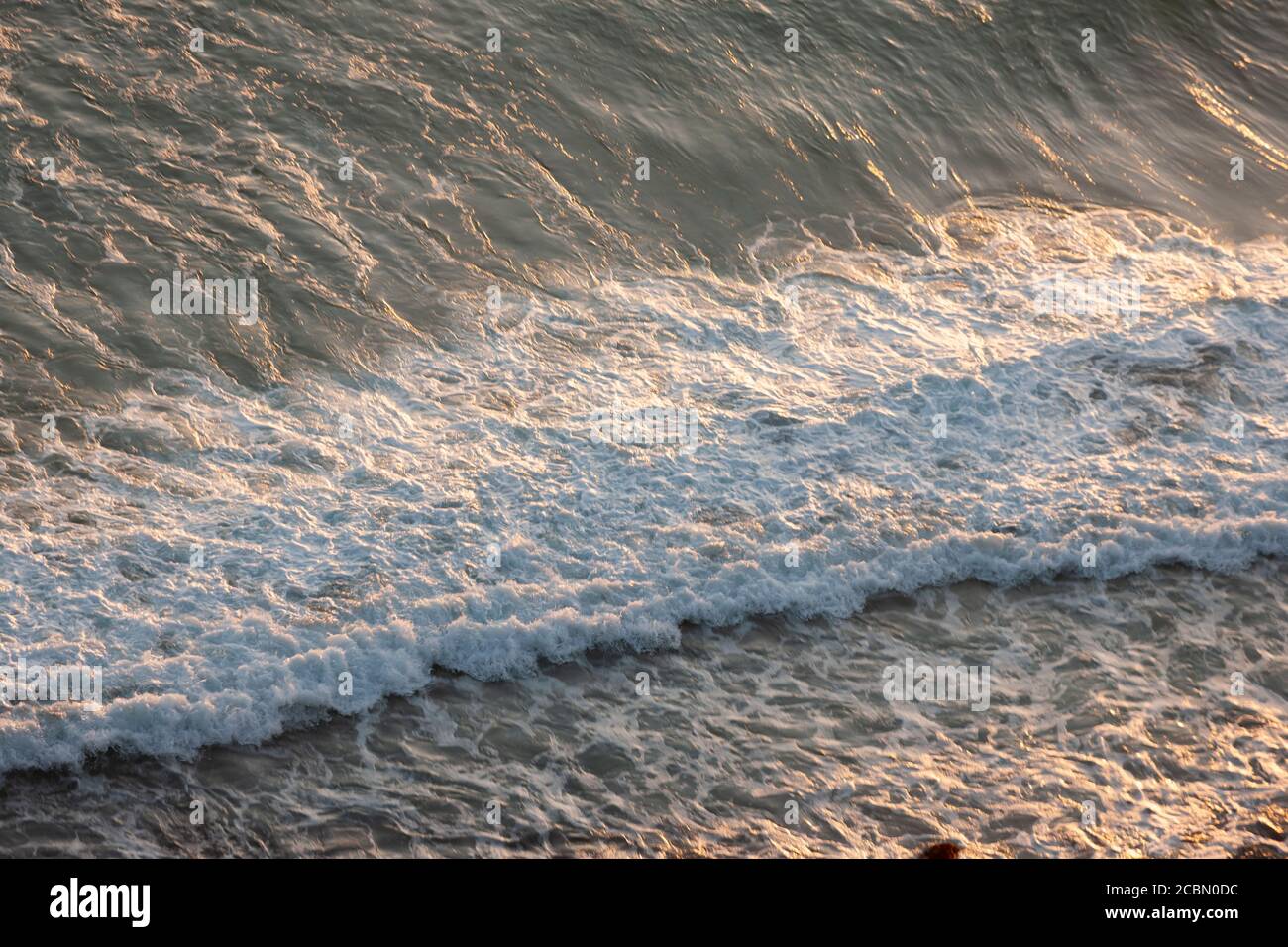 Oceran Wellen brechen auf dem felsigen Strand Stockfoto