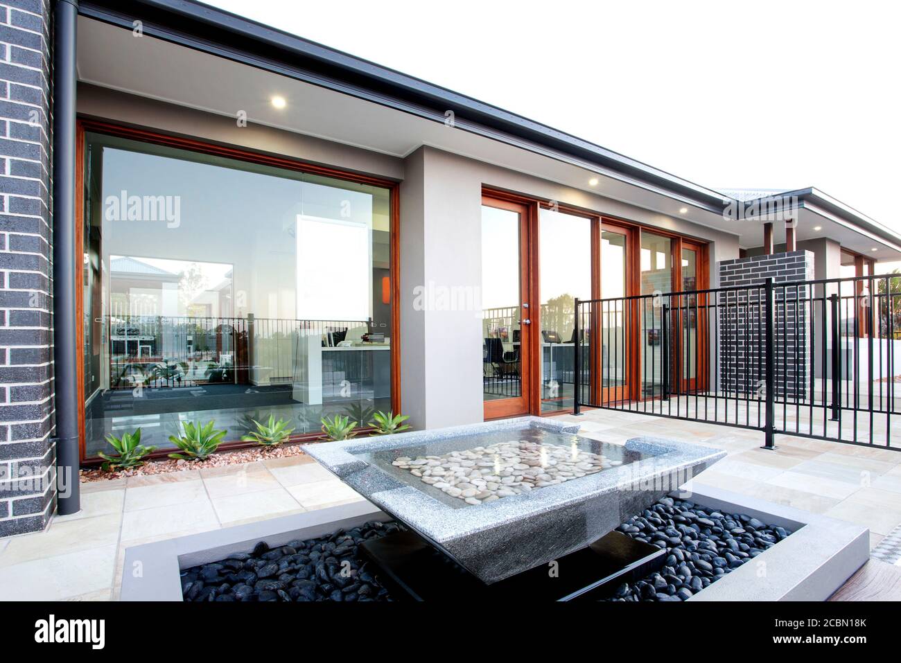 Hinterhof des Luxushauses mit großer Glastür und Fenstern Stockfoto
