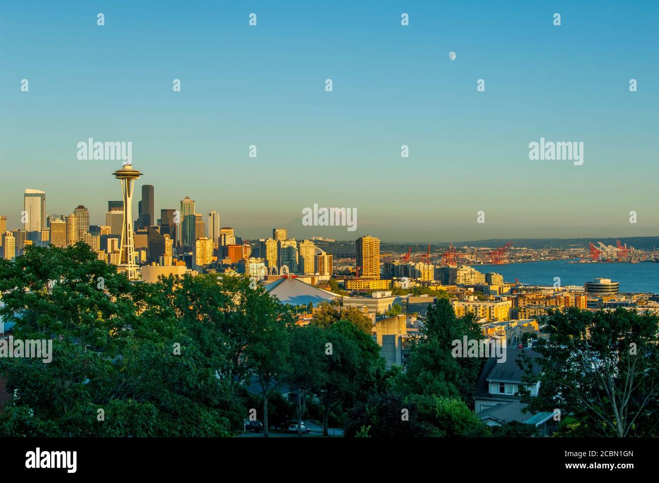 Blick auf die Skyline von Seattle und Space Needle im Abendlicht mit Mount Rainier im Hintergrund in Seattle, Washington State, USA. Stockfoto