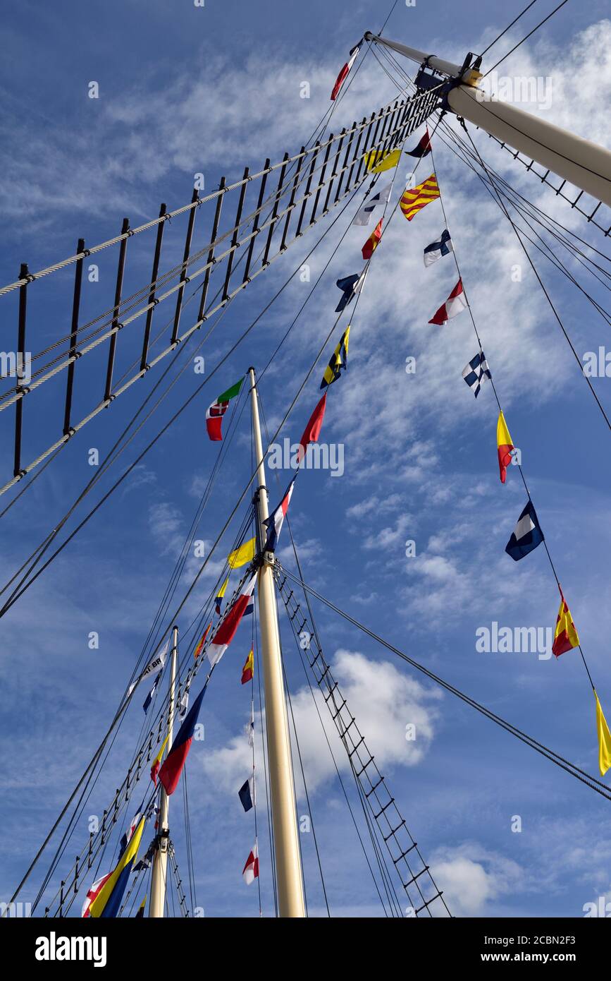 Hohe Masten mit Flaggen der historischen SS Großbritannien Dampf / Segelschiff, Bristol, Großbritannien Stockfoto