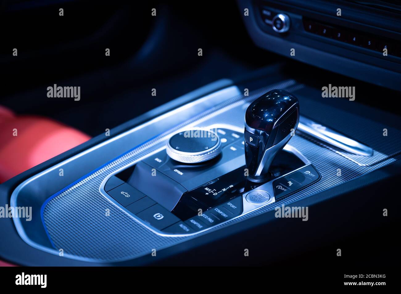 Innenraum eines modernen Auto-Getriebe und Multifunktionstaste Innen Stockfoto