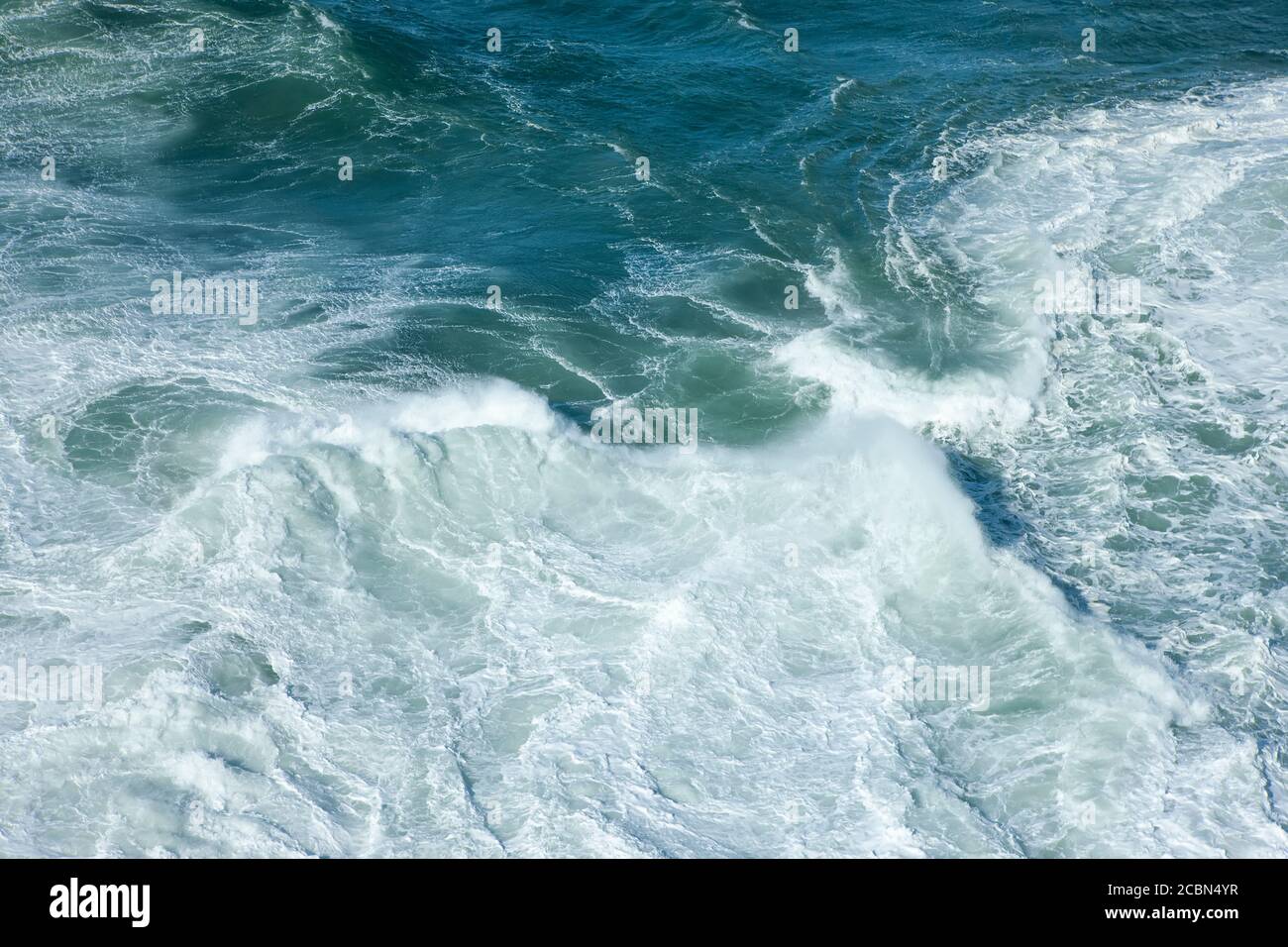 Schaumig stong Wellen krachen in den Ozean Stockfoto