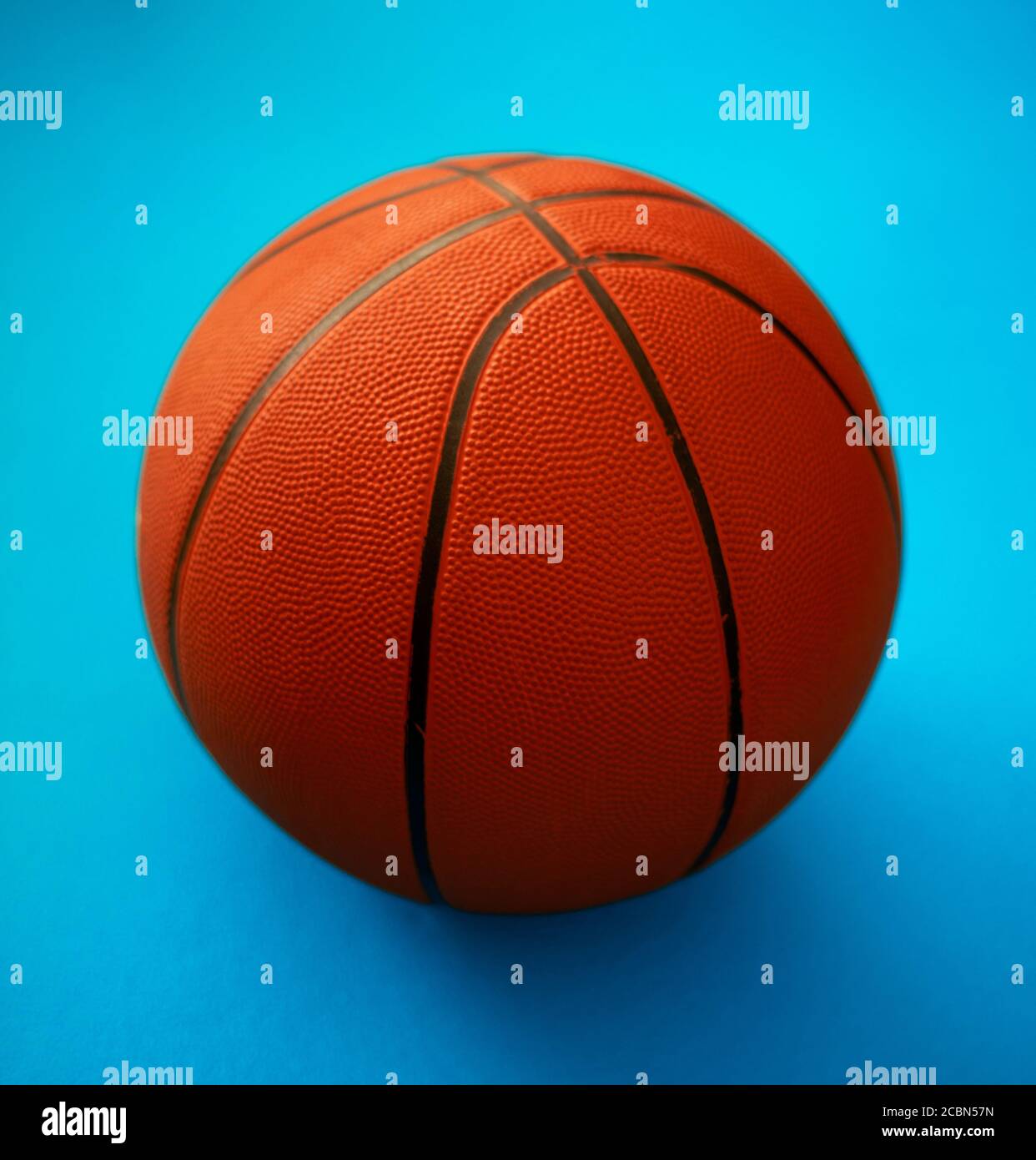 Basketball auf blauem Hintergrund Stockfoto