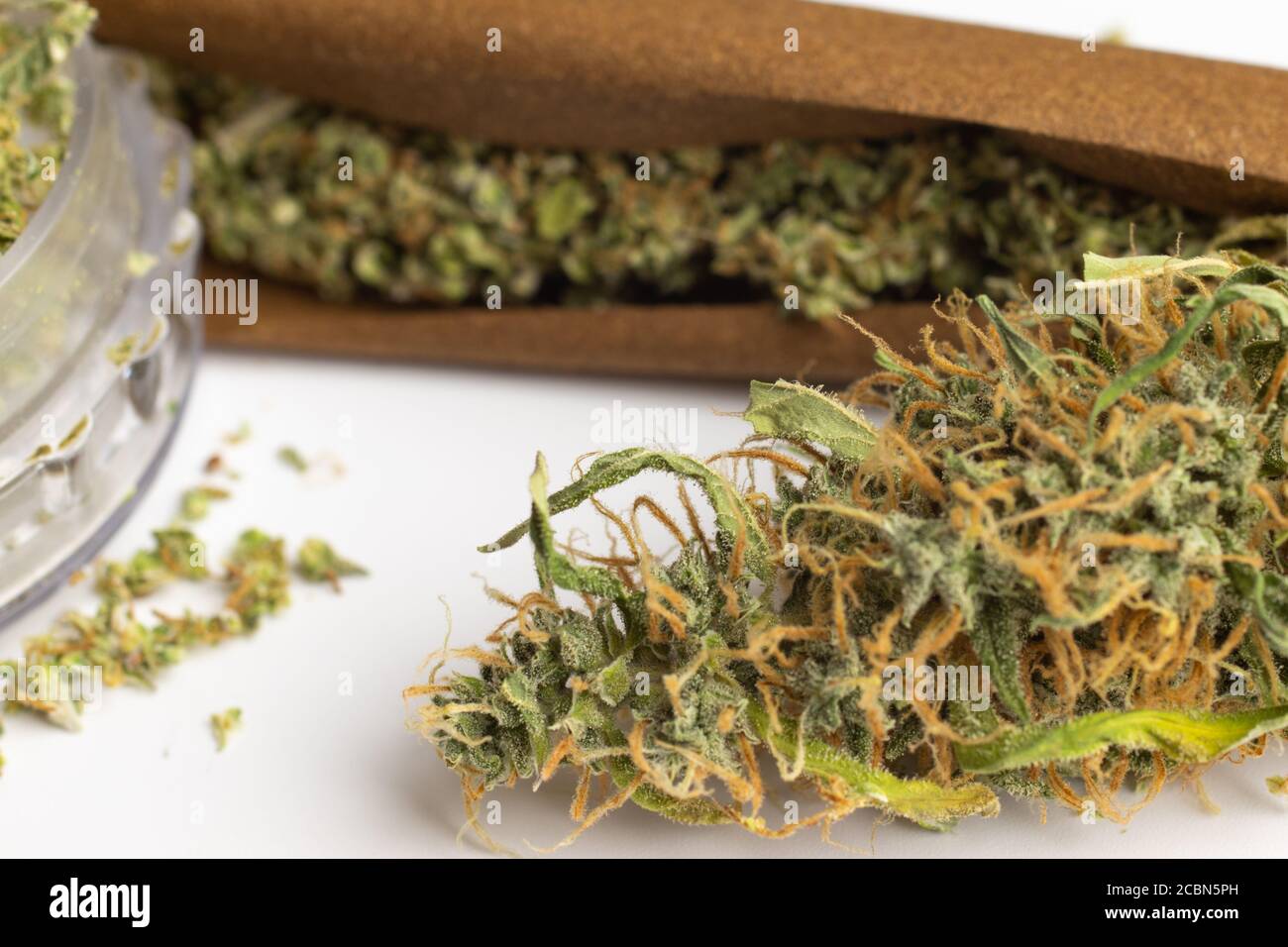 Cannabis Knospen und stumpfes Papier. Rauchen medizinisches Marihuana Konzept Stockfoto