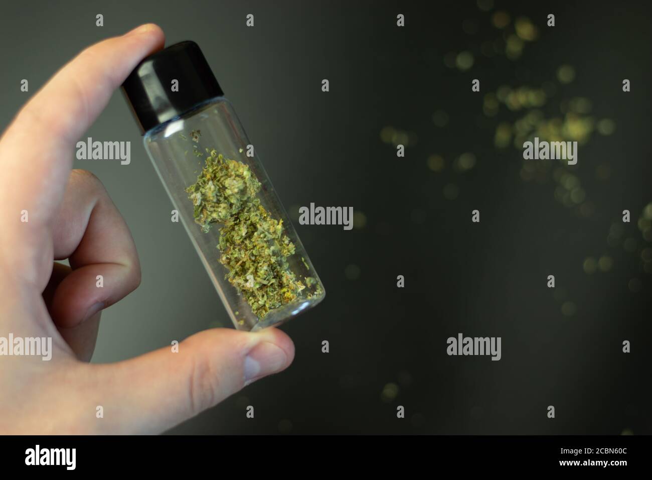 Der Mensch hält medizinisches legales Cannabisprodukt in wenigen Händen Servieren Stockfoto