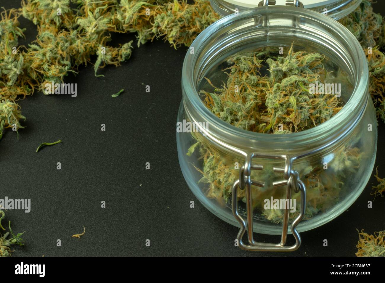 Offenes Glas mit Marihuana Knospen aus der Nähe. Cannabis Hintergrund Kopie Raum Stockfoto