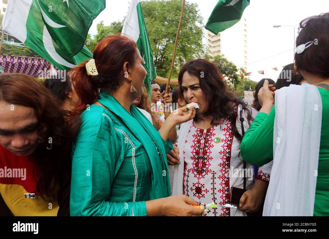 Transgender-Menschen halten nationale Unabhängigkeitsfeiern anlässlich der landesweiten 74. Unabhängigkeitstag-Feierlichkeiten ab, die am Freitag, 14. August 2020, im Presseclub Karachi abgehalten werden. Die Nation wird heute den 74. Unabhängigkeitstag mit traditionellem Nationalgeist und Eifer feiern, um das Glück der Unabhängigkeit als größten Segen in dieser Welt anzuerkennen. Stockfoto