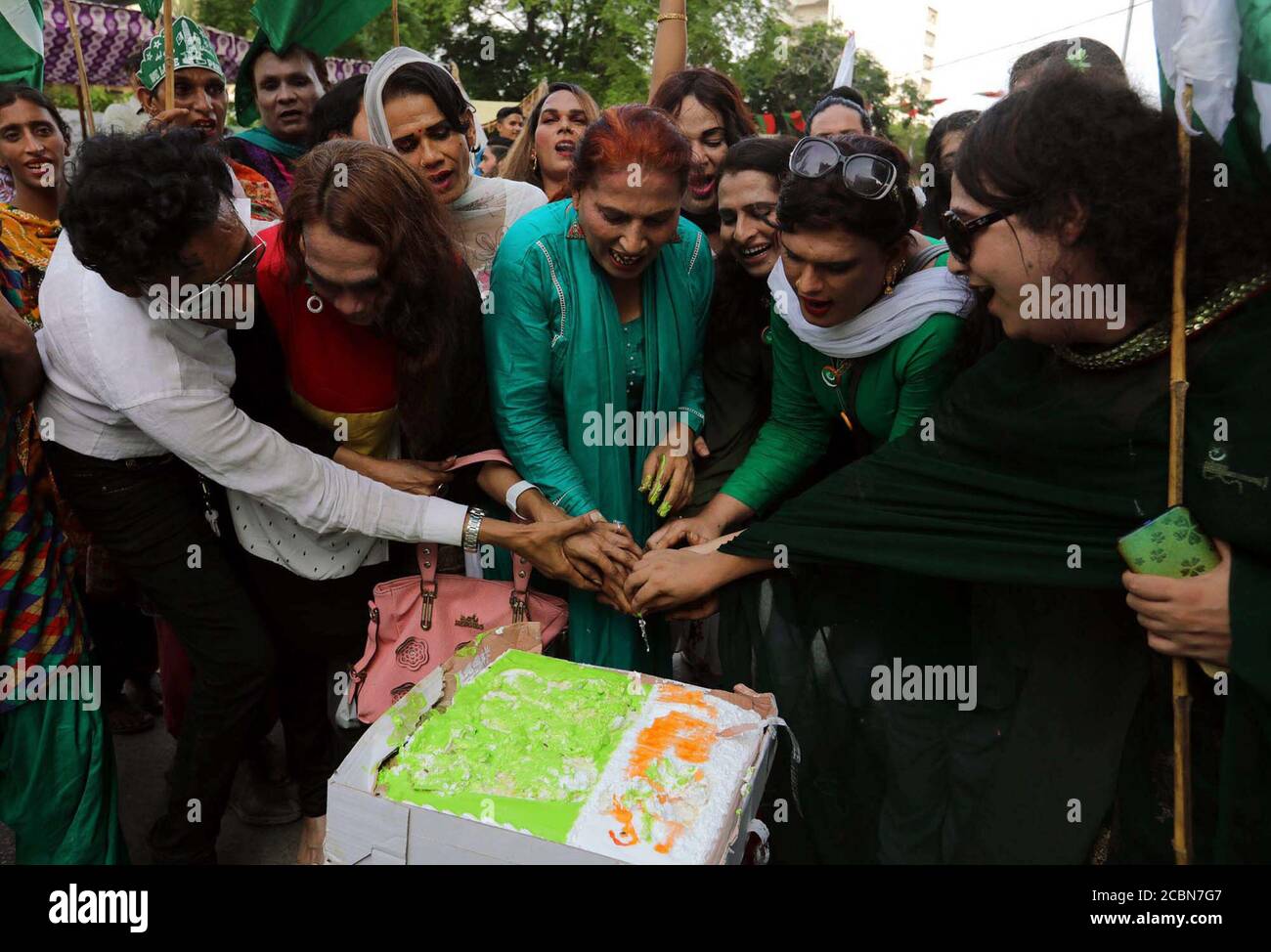 Transgender-Menschen halten nationale Unabhängigkeitsfeiern anlässlich der landesweiten 74. Unabhängigkeitstag-Feierlichkeiten ab, die am Freitag, 14. August 2020, im Presseclub Karachi abgehalten werden. Die Nation wird heute den 74. Unabhängigkeitstag mit traditionellem Nationalgeist und Eifer feiern, um das Glück der Unabhängigkeit als größten Segen in dieser Welt anzuerkennen. Stockfoto