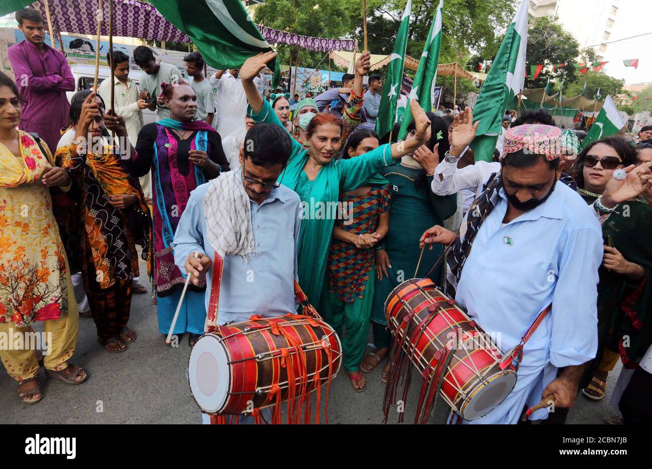 Transgender-Menschen halten nationale Unabhängigkeitsfeiern anlässlich der landesweiten 74. Unabhängigkeitstag-Feierlichkeiten ab, die am Freitag, 14. August 2020, im Presseclub Karachi abgehalten werden. Die Nation wird heute den 74. Unabhängigkeitstag mit traditionellem Nationalgeist und Eifer feiern, um das Glück der Unabhängigkeit als größten Segen in dieser Welt anzuerkennen. Stockfoto