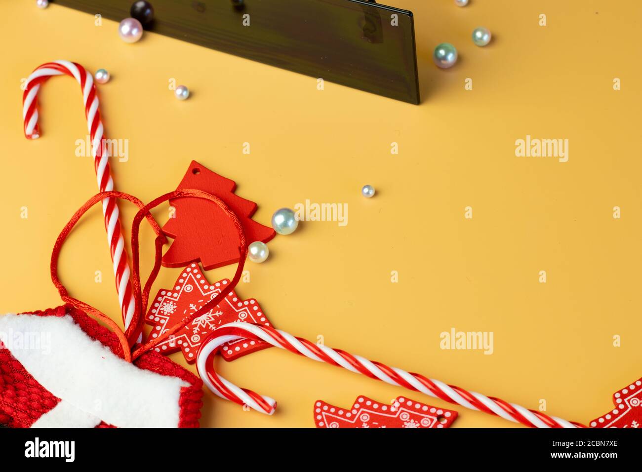 Neujahr Urlaub Hintergrund. Orangefarbenes Layout mit Kopierbereich. Weihnachtsferien Reise Stockfoto